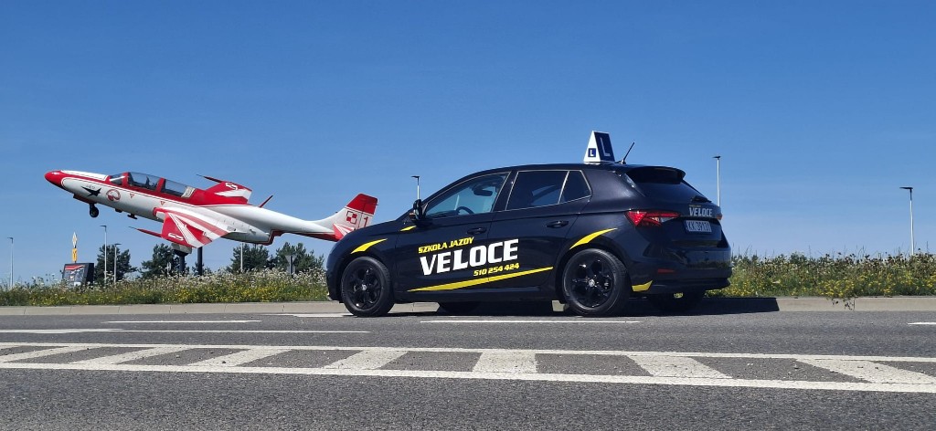 Czarna Skoda VELOCE przy samolocie Iskra